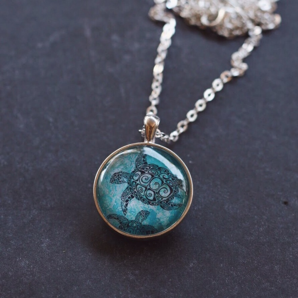 Turtle pendant necklace